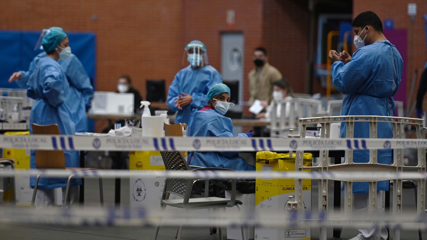 Personal sanitario durante los test serológicos masivos realizados en Torrejón de Ardoz.