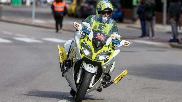 Una moto de la Guardia Civil de Tráfico al paso de la Vuelta en Madrid.