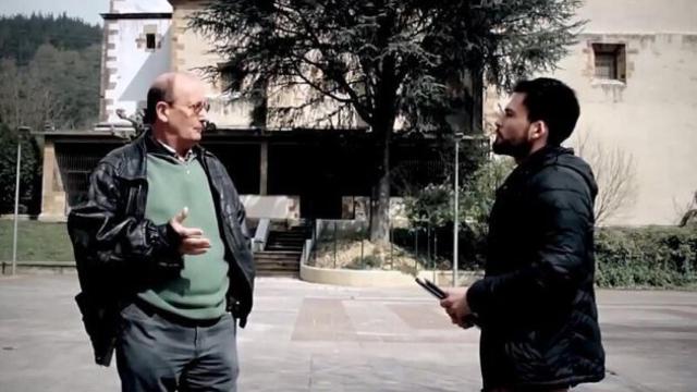 Mikel Azpeitia (izqda.), ex párroco de Lemona (Vizcaya).