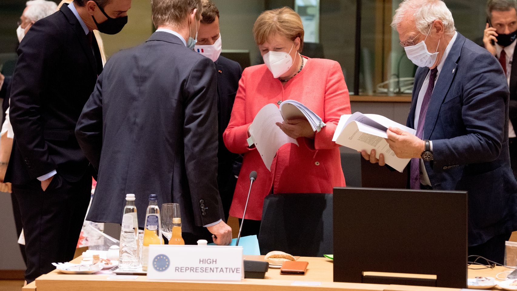 Pedro Sánchez, Emmanuel Macron, Angela Merkel y Josep Borrell, durante la cumbre de la UE de julio