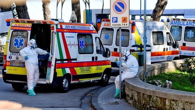 Fila de ambulancias en el exterior de un hospital de Nápoles. Efe