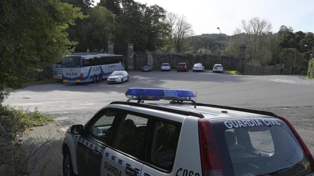 Un coche de la Guardia Civil custodia el Pazo de Meirás