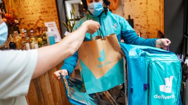 Deliveroo, Glovo o Uber Eats se llevan un 30% de cada pedido a restaurantes de A Coruña