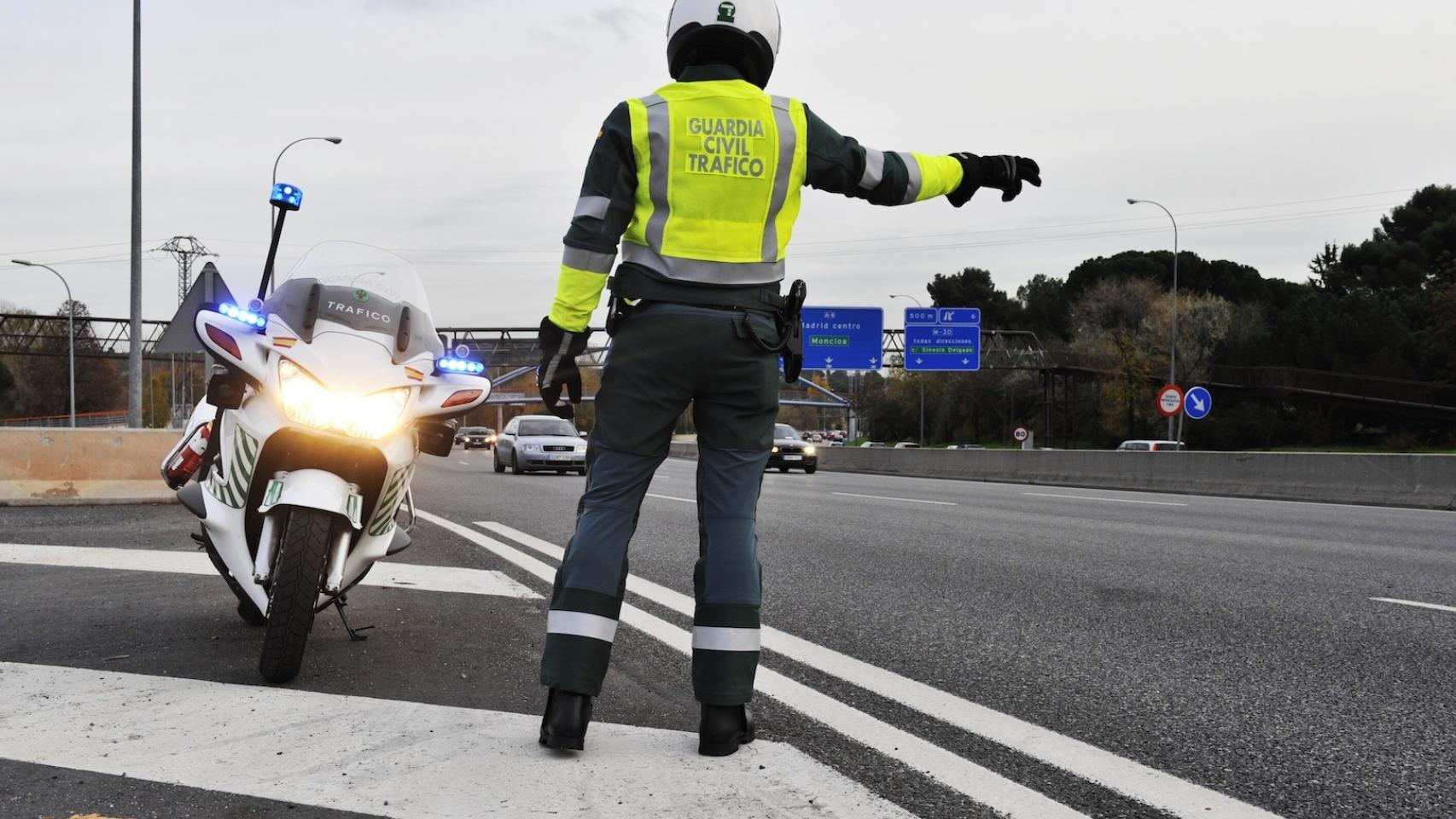 Una patrulla de la Dirección General de Tráfico en un control en carretera.