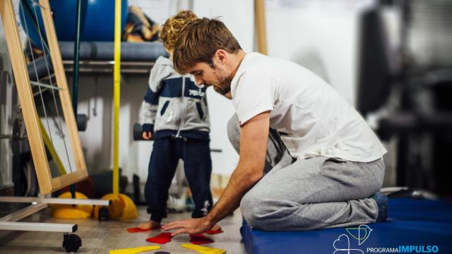 Un fisioterapeuta con un niño con una enfermedad rara.