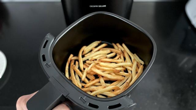 Patatas fritas hechas en la freidora sin aceite de Cecotec