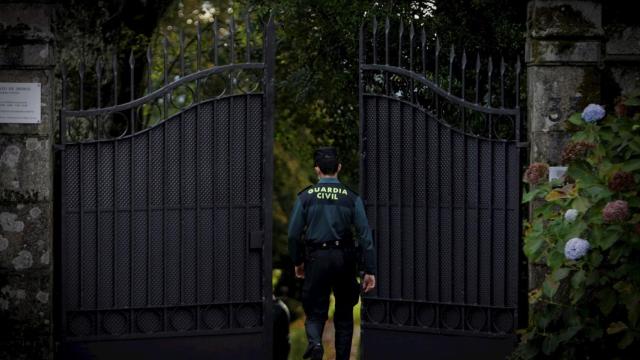 Un agente de la Guardia Civil accede al interior del Pazo de Meirás, en el municipio coruñés de Sada.