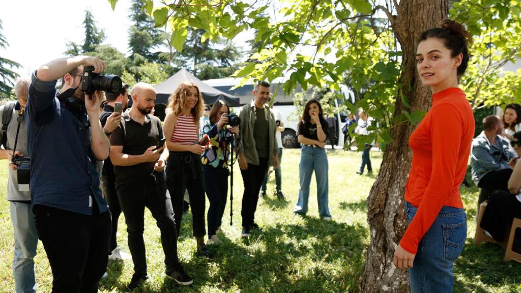 Özge Özpirinçci en el rodaje de 'Mujer' (Atresmedia)