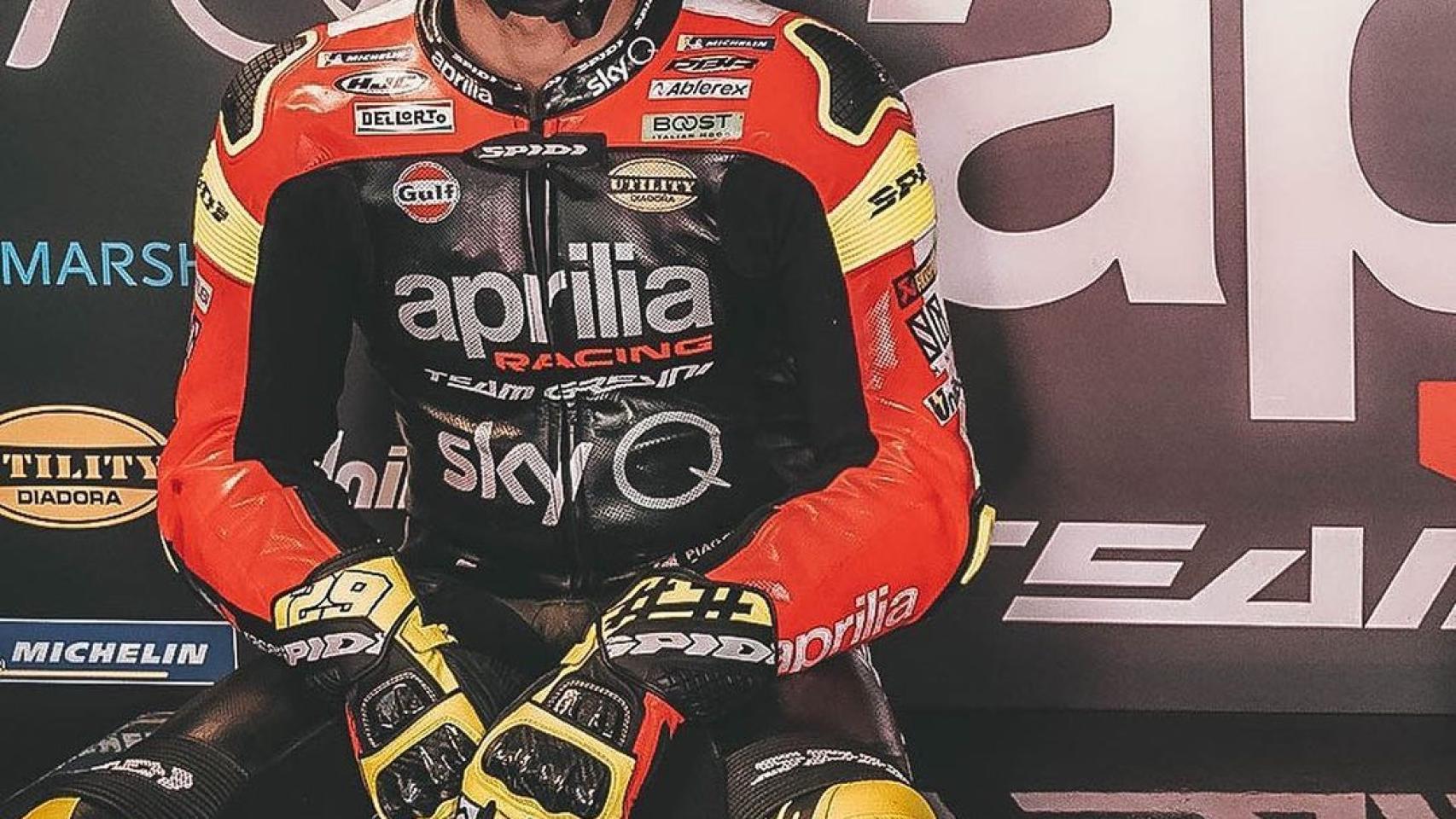 Andrea Iannone en el box de Aprilia