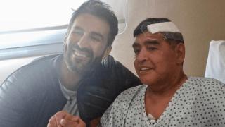 Diego Armando Maradona, junto a Leopoldo Luque, en la primera fotografía tras su operación