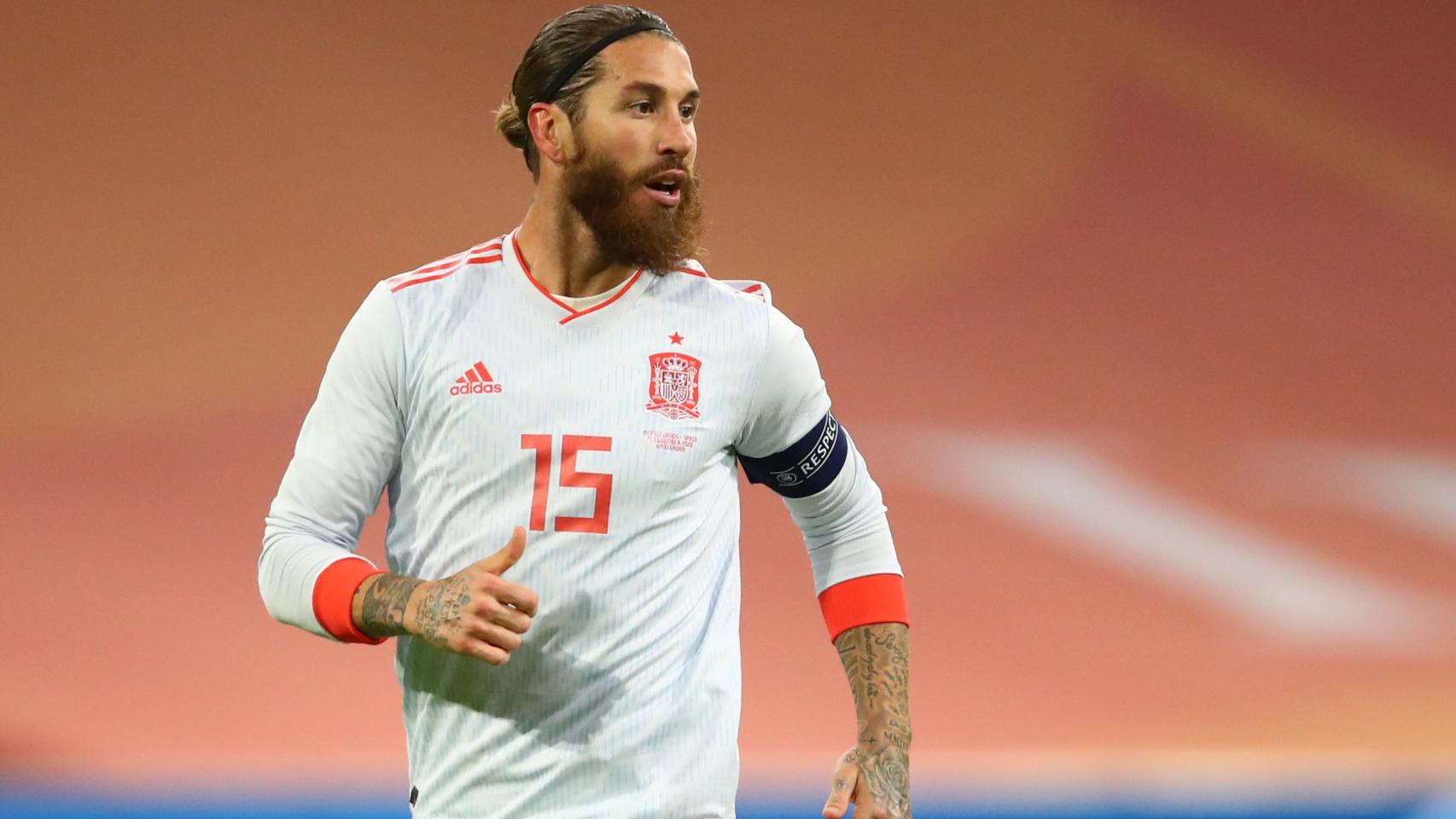 Sergio Ramos, en un partido de la selección española con la camiseta blanca
