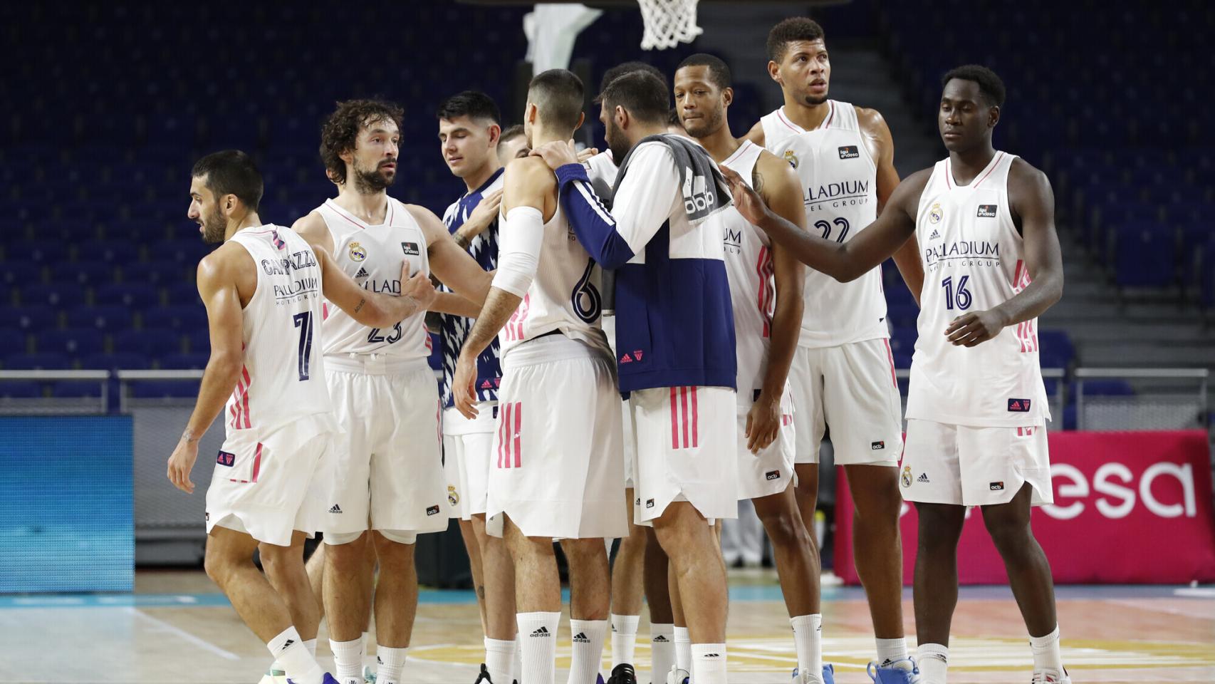 Los jugadores del Real Madrid de Baloncesto celebran una victoria