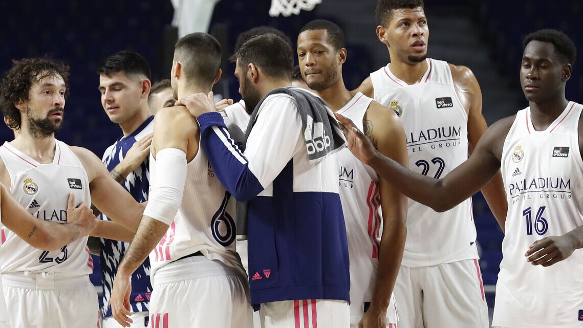 Los jugadores del Real Madrid de Baloncesto celebran una victoria