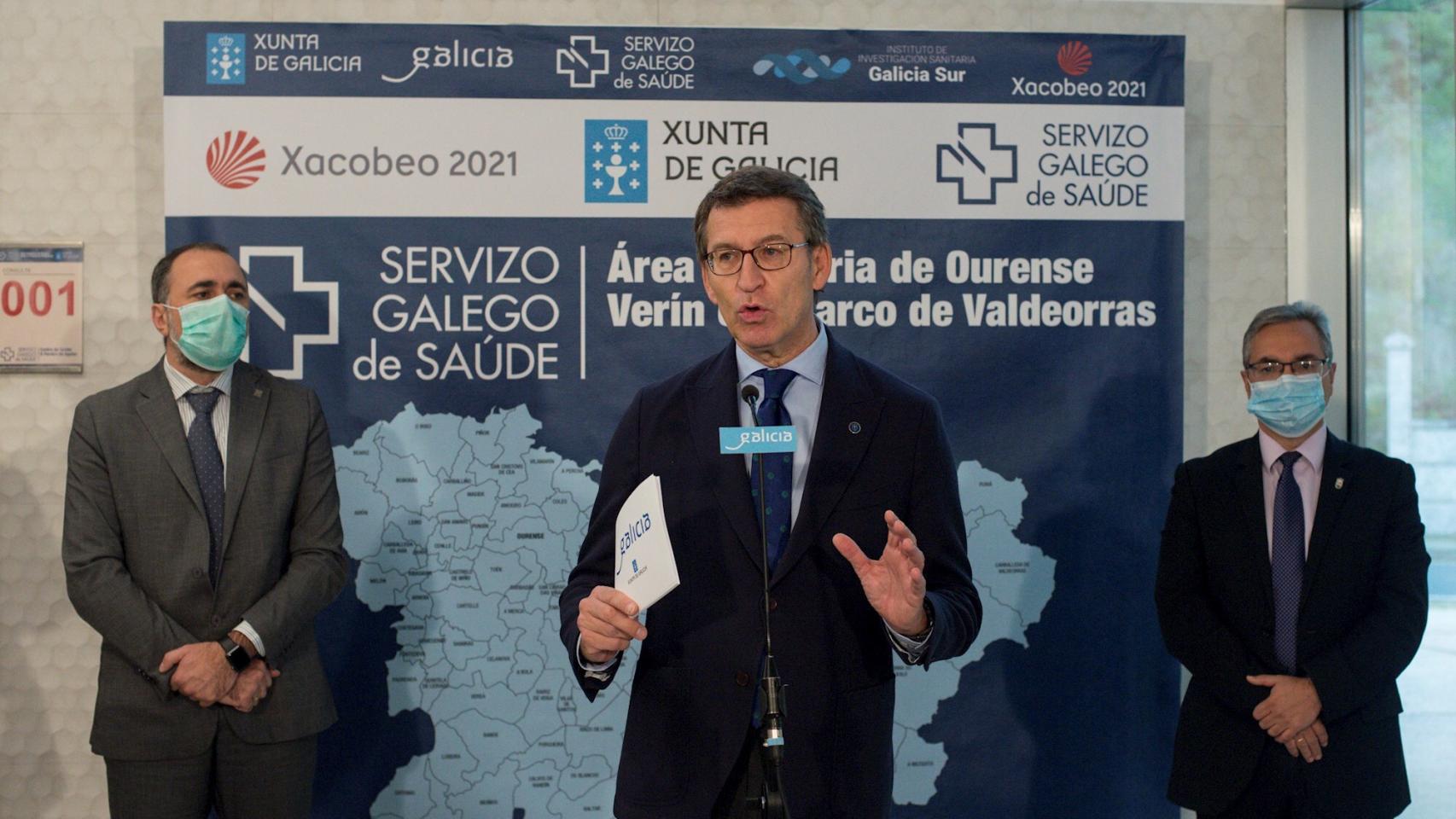 El presidente de la Xunta de Galicia, Alberto Núñez Feijóo, durante una rueda de prensa junto al consejero de Sanidad, Julio García Comesaña.