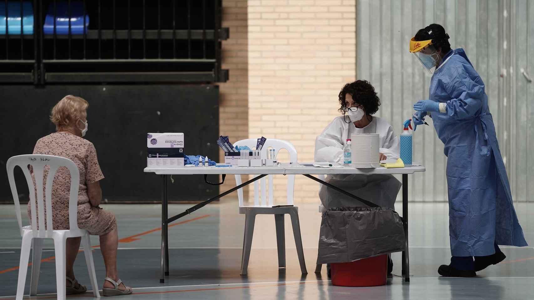 Una paciente espera a que le realicen un test de la Covid-19.
