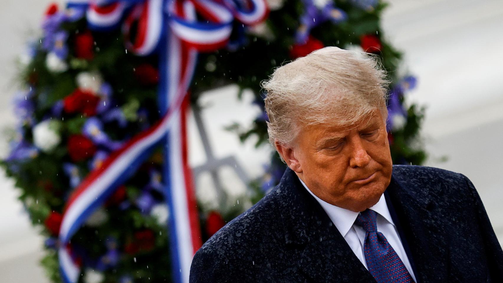 Donald Trump, tras colocar una corona de flores en la tumba al soldado desconocido, en el cementerio de  Arlington.