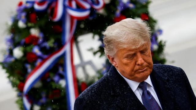 Donald Trump, tras colocar una corona de flores en la tumba al soldado desconocido, en el cementerio de  Arlington.