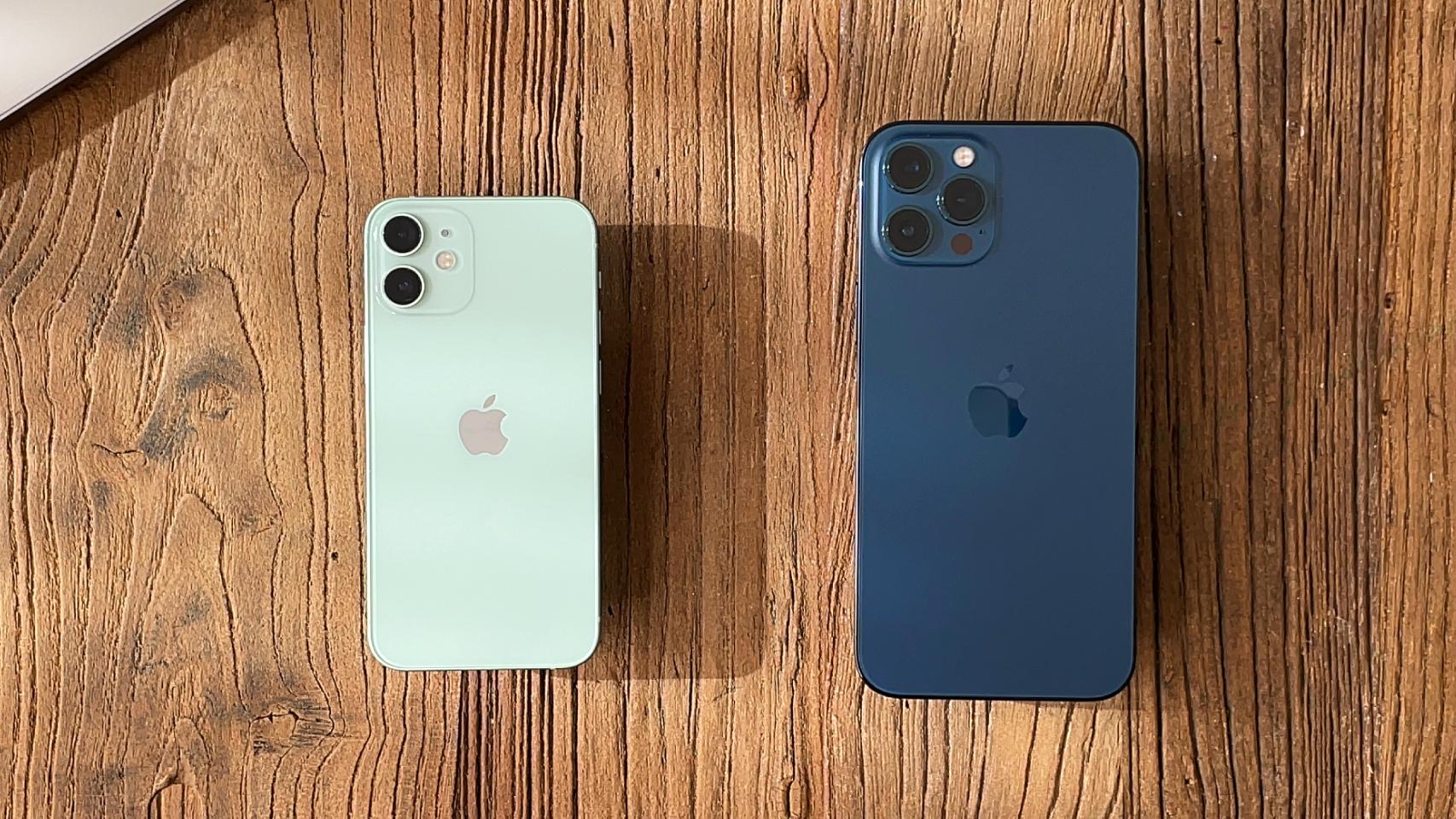 iPhone 12 mini (izquierda) comparado con un iPhone 12 Pro Max