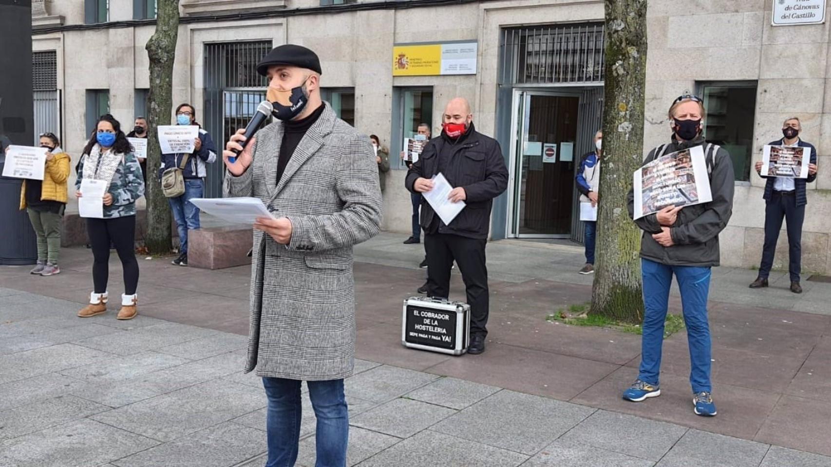 El portavoz de Apemer, Carlos Veleiro, durante la lectura del manifiesto .