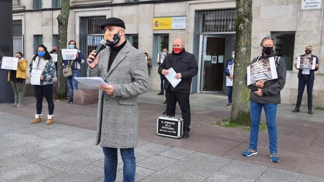 El portavoz de Apemer, Carlos Veleiro, durante la lectura del manifiesto .