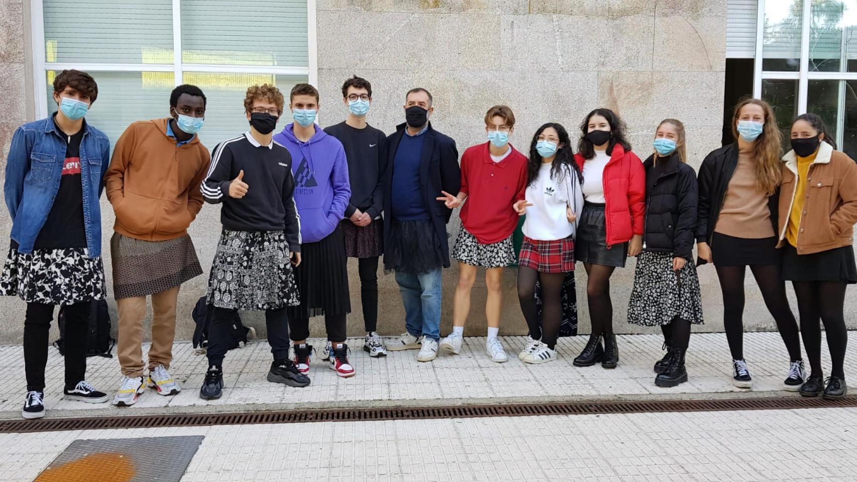 Los estudiantes del IES do Castro acompañados por el director del centro Luis Pérez.