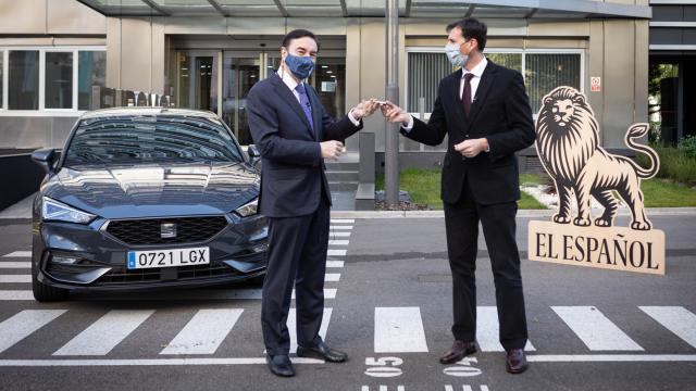 Pedro J. Ramírez recibe las llaves del León de la mano del representante de Seat, Carlos de Luis.