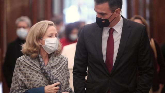 Nadia Calviño, vicepresidenta Tercera y ministra de Economía, y Pedro Sánchez, presidente del Gobierno.