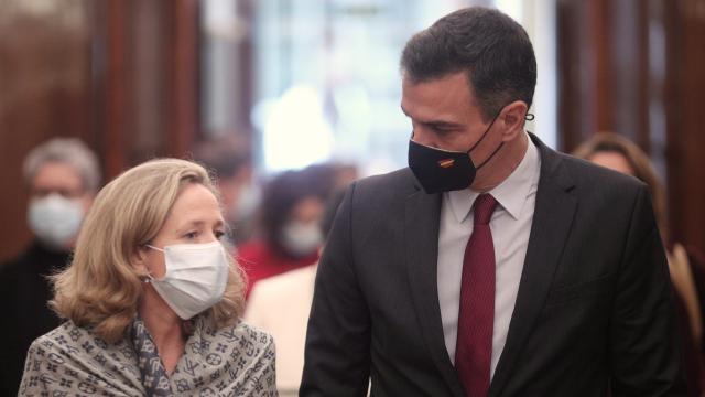 Nadia Calviño, vicepresidenta Tercera y ministra de Economía, y Pedro Sánchez, presidente del Gobierno.