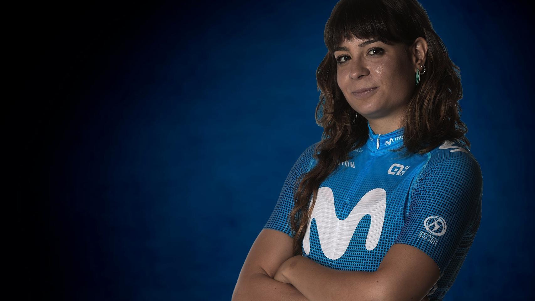 Sheyla Gutiérrez, posando con el maillot del Movistar Team