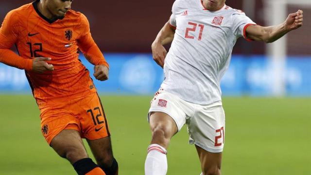 Marcos Llorente ante Owen Wijndal, en el amistosos Holanda - España