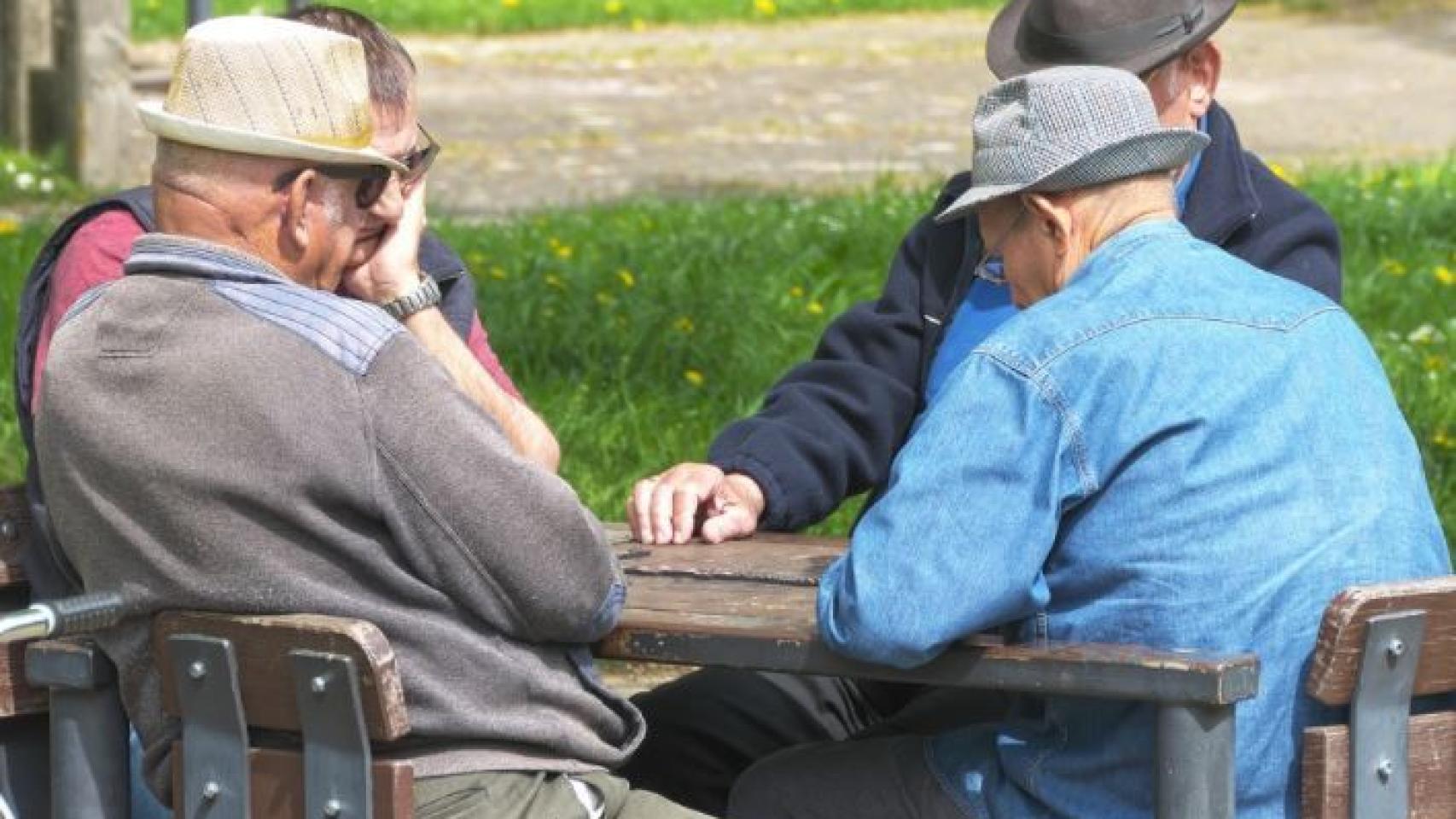 Unos jubilados en un parque.