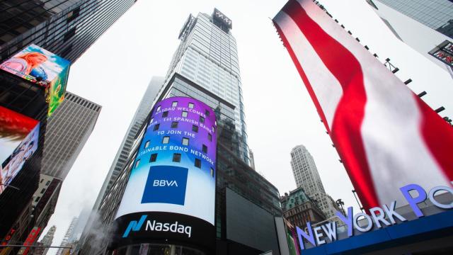 El logo de BBVA en la Torre Nasdaq de Nueva York.