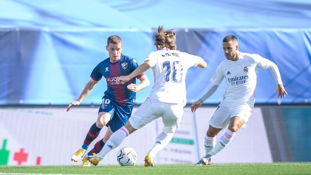 Imagen de un partido entre la SD Huesca y el Real Madrid.