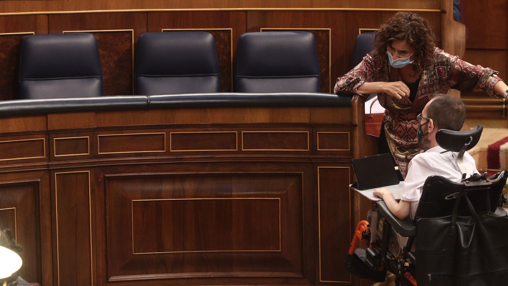 Pablo Echenique, portavoz parlamentario de Unidas Podemos, charla con Pedro Sánchez, presidente del Gobierno, durante el homenaje a Manuel Azaña.