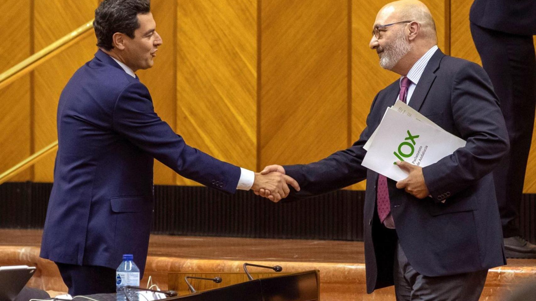 El presidente de la Junta de Andalucía, Juanma Moreno, y el portavoz de Vox en Andalucía, Alejandro Hernández.