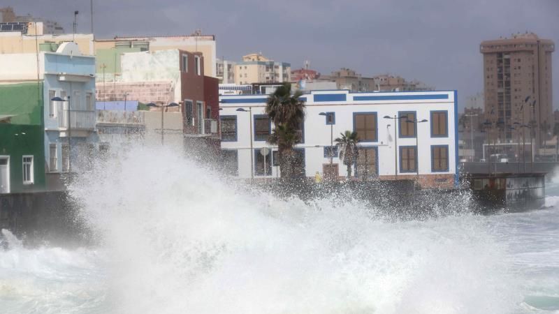 Fuerte oleaje en el barrio marinero de San Cristóbal, en Las Palmas de Gran Canaria.