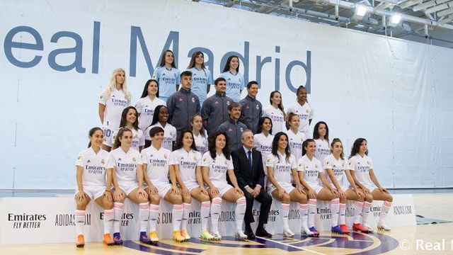 La primera foto oficial del Real Madrid Femenino y Florentino Pérez
