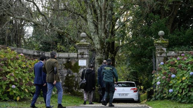 La comitiva judicial encargada de realizar el inventario de bienes del Pazo de Meirás en la finca.