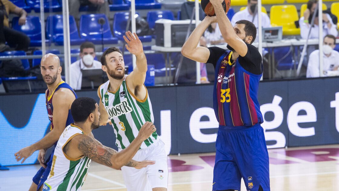 Mirotic ejecuta un lanzamiento ante Coosur Real Betis