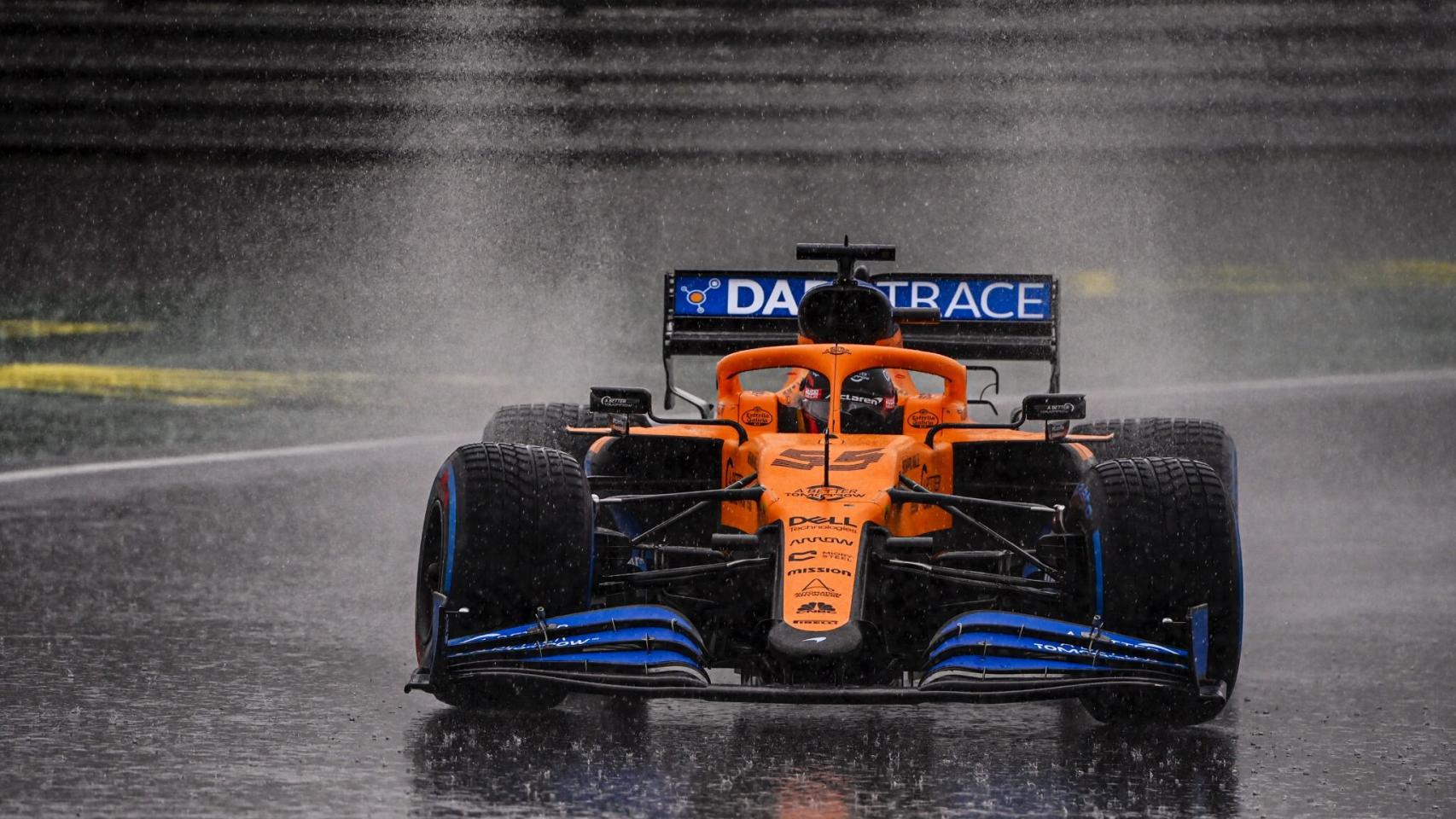Carlos Sainz bajo el agua del GP de Turquía