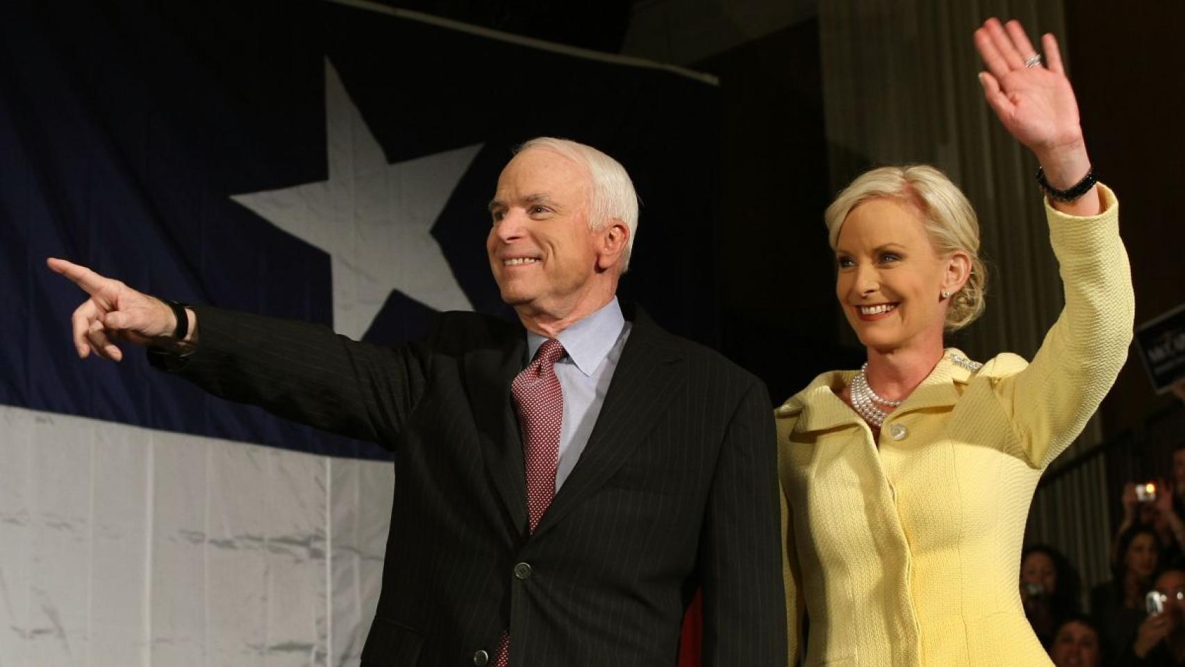 Cindy McCain, junto a su marido que falleció en 2018, en una imagen de archivo.