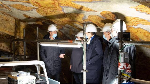Núñez Feijóo y otras personalidades visitan las obras de restauración de la Catedral de Santiago.
