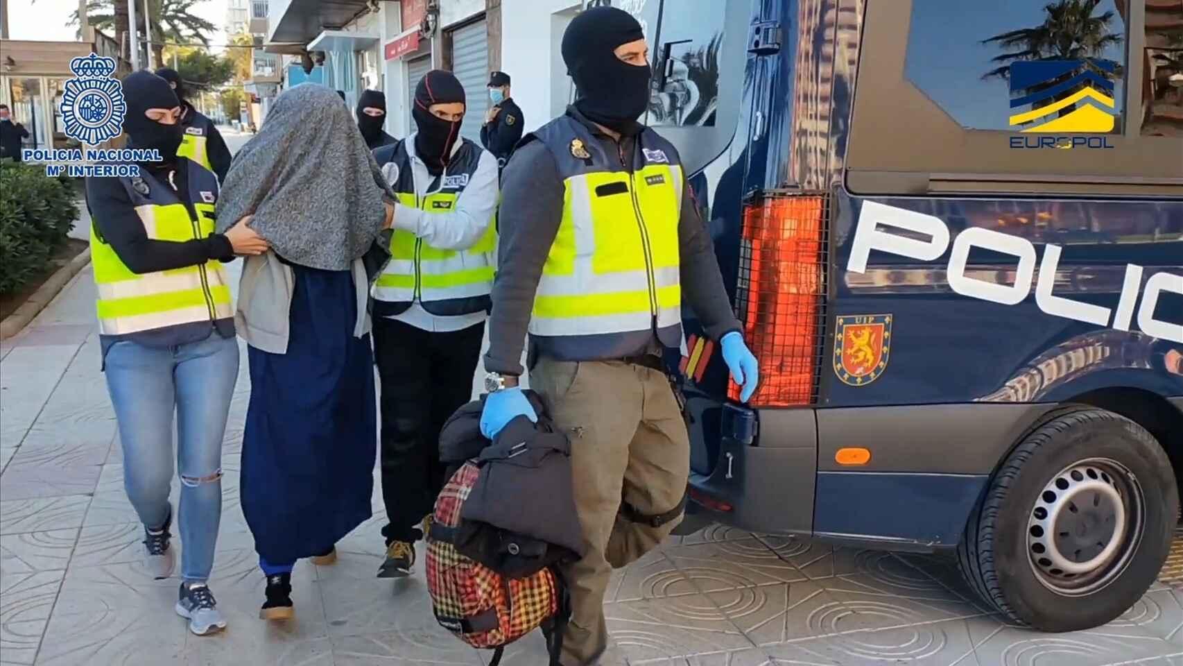 Imagen de archivo de la Policía Nacional deteniendo a una yihadista.