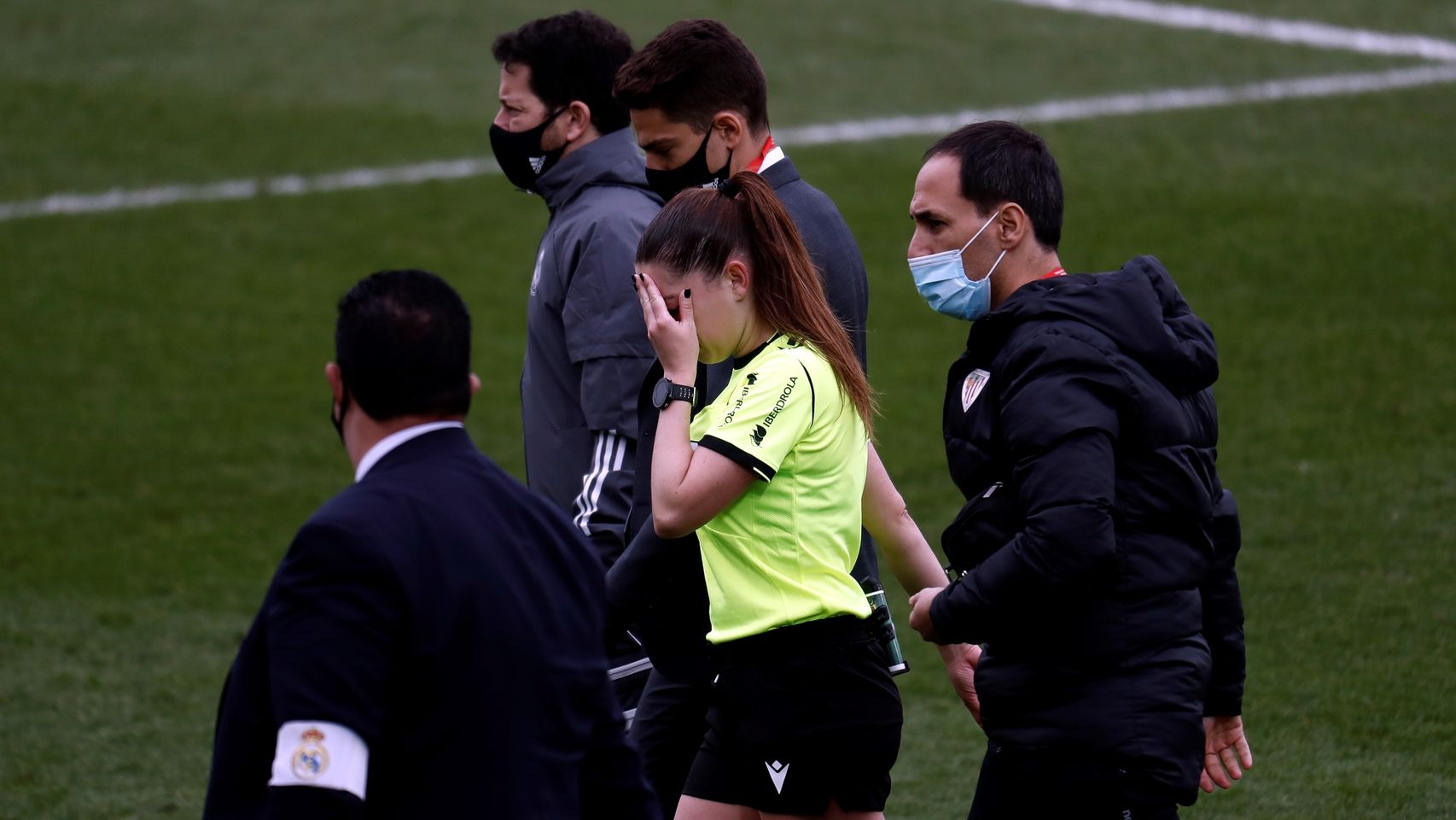 La árbitra Sara Fernández abandona el césped