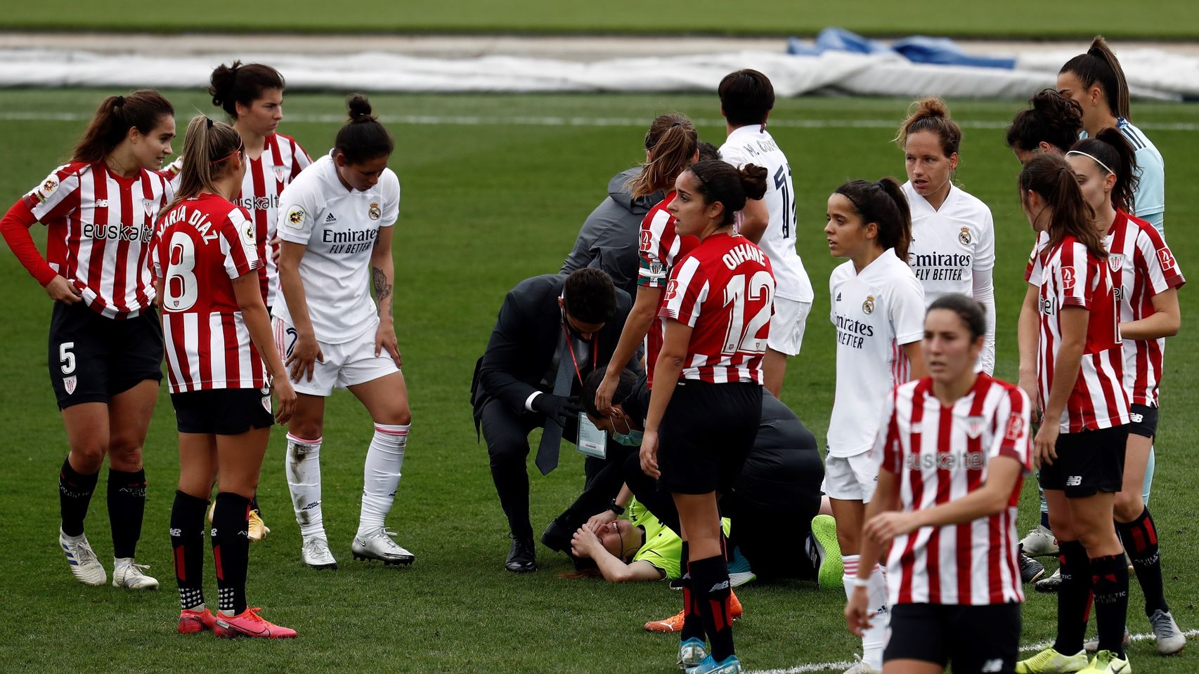 La árbitra Sara Fernández es atendida tras recibir un bajonazo en el Real Madrid - Athletic
