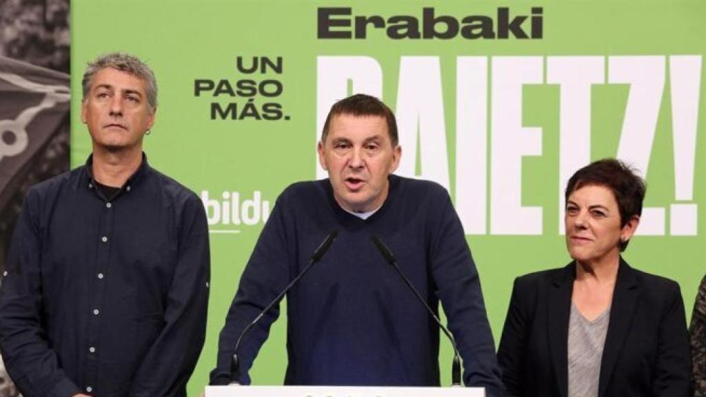 Los diputados Oskar Matute y Mertxe Aizpurua junto al  coordinador general de EH Bildu, Arnaldo Otegi.