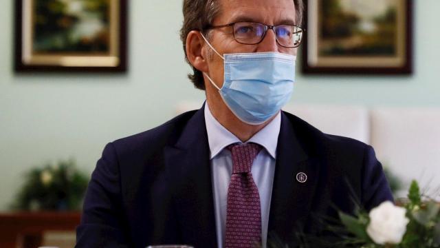 El presidente de la Xunta de Galicia, Alberto Núñez Feijóo, tras reunirse con empresarios del Grupo Leite Río.