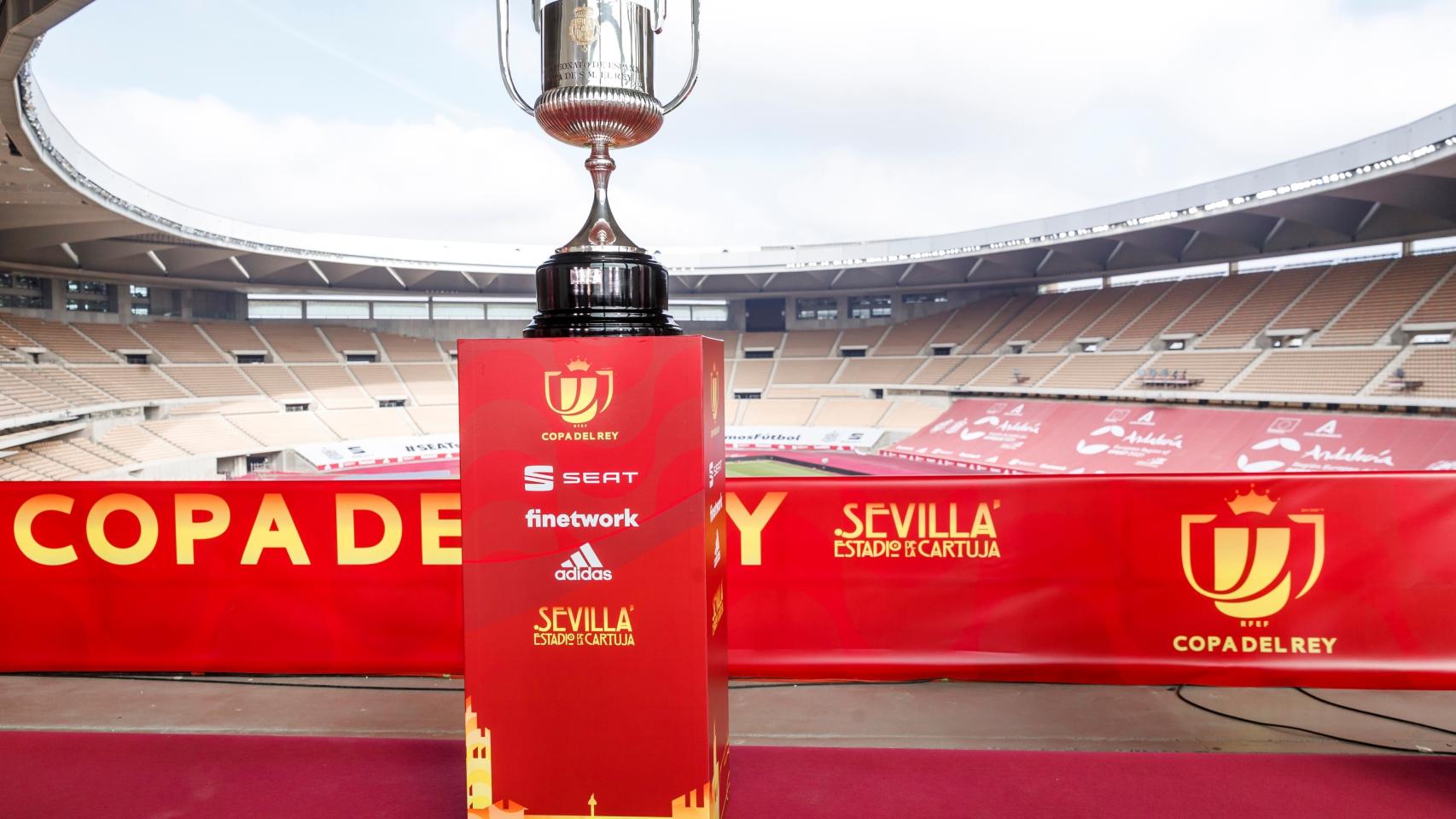 El trofeo de la Copa del Rey, en el Estadio de La Cartuja de Sevilla