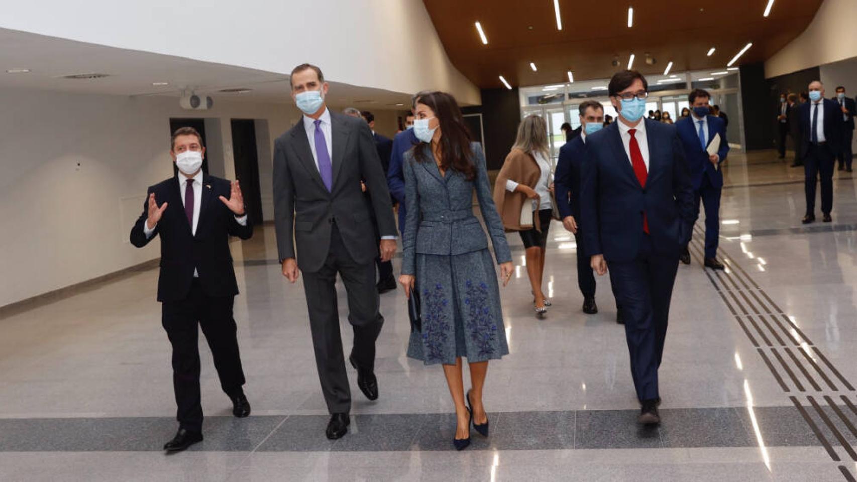 García-Page, a la izquierda, este lunes en el Hospital Universitario de Toledo junto a los Reyes y al ministro de Sanidad
