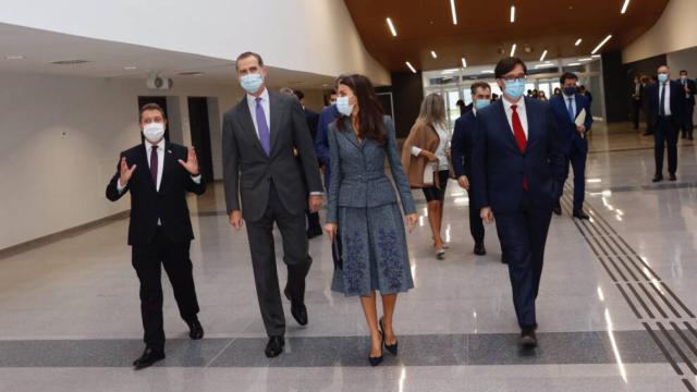 García-Page, a la izquierda, este lunes en el Hospital Universitario de Toledo junto a los Reyes y al ministro de Sanidad